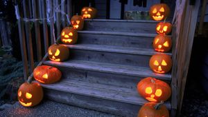Превью обои хэллоуин, праздник, тыквы, лестница, крыльцо