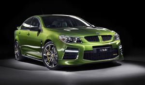 Превью обои holden, commodore, hsv, gen-f2, зеленый, вид сбоку