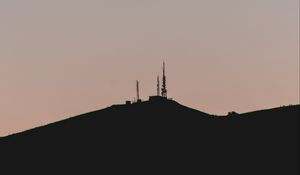 Превью обои холм, башня, закат, силуэт