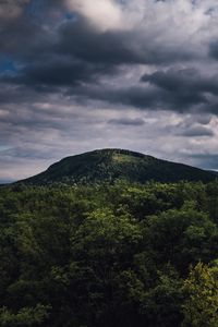 Превью обои холм, деревья, тучи, пейзаж, природа