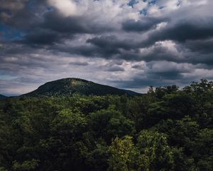 Превью обои холм, деревья, тучи, пейзаж, природа