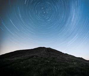 Превью обои холм, горы, звездное небо, длинная выдержка, звезды, движение