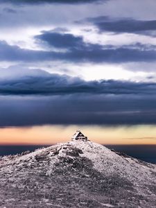 Превью обои холм, хижина, снег, зима, природа