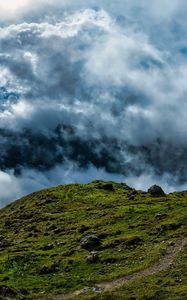 Превью обои холм, поле, камни, облака, небо, пейзаж