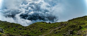 Превью обои холм, поле, камни, облака, небо, пейзаж