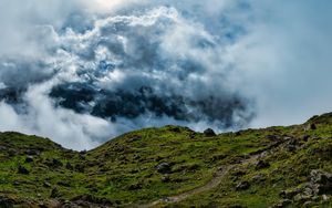 Превью обои холм, поле, камни, облака, небо, пейзаж