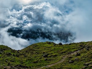 Превью обои холм, поле, камни, облака, небо, пейзаж