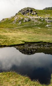 Превью обои холм, рельеф, вода, отражение, природа, пейзаж