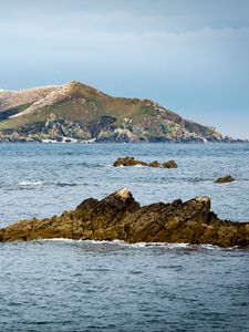 Превью обои холм, скалы, камни, море, природа