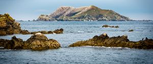 Превью обои холм, скалы, камни, море, природа