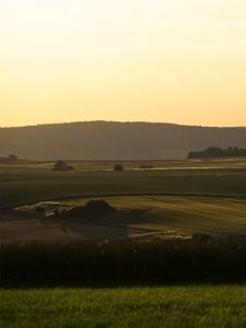 Превью обои холм, трава, поле, простор, небо