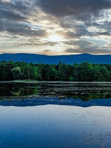 Превью обои холм, вода, деревья, отражение, лучи