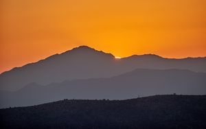 Превью обои холм, закат, небо, силуэт