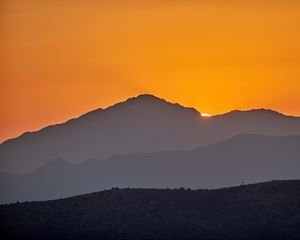 Превью обои холм, закат, небо, силуэт