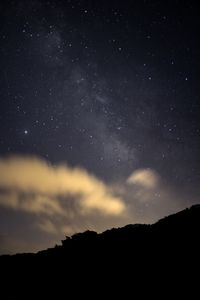 Превью обои холм, звезды, звездное небо, облака, ночь