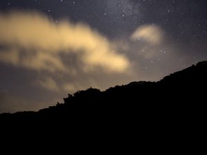 Превью обои холм, звезды, звездное небо, облака, ночь