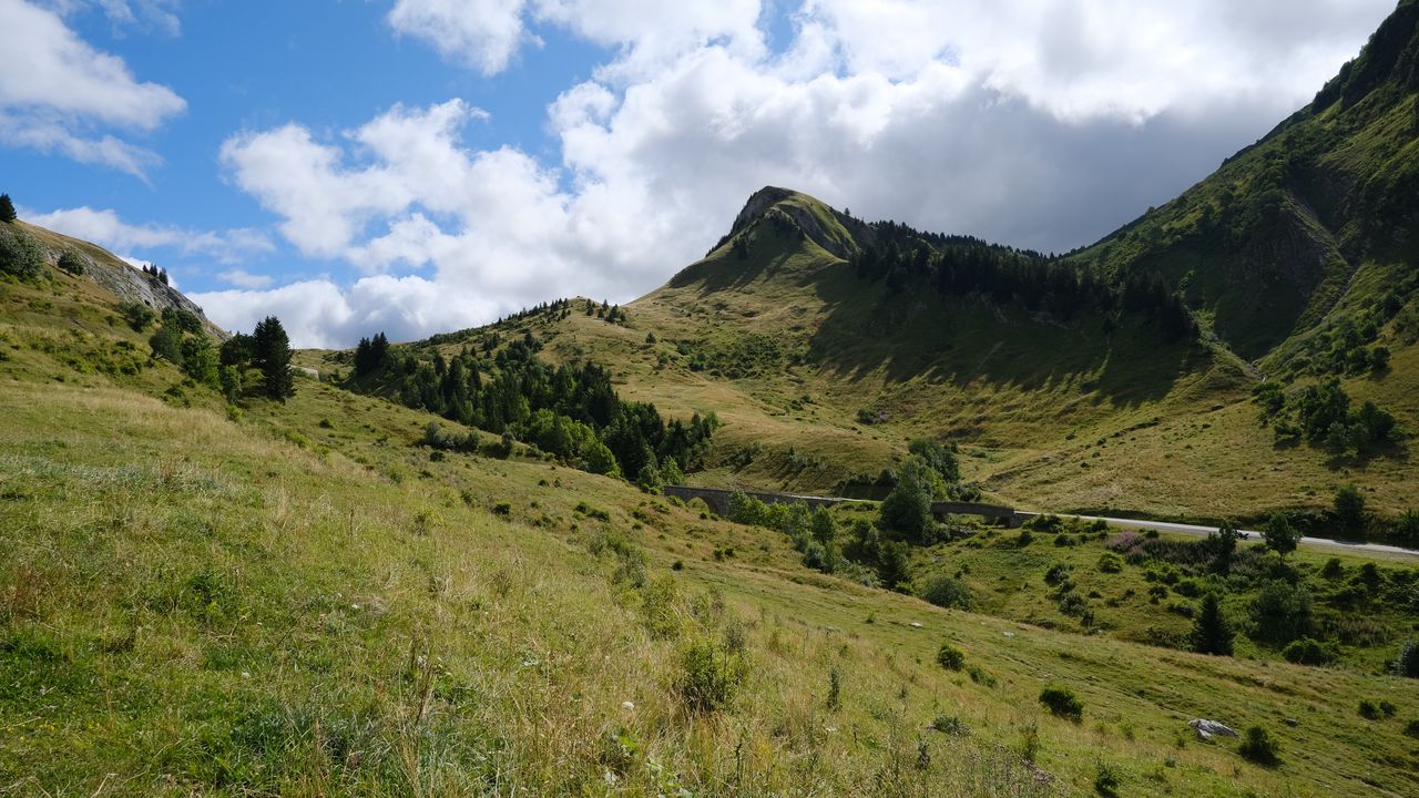 Обои холмы, горы, трава, природа, небо