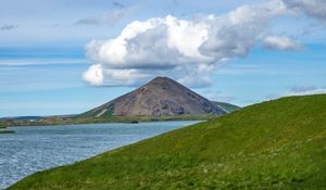 Превью обои холмы, пейзаж, гора, море, цветы