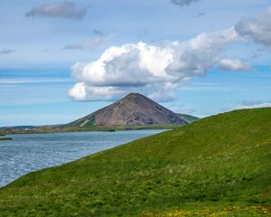 Превью обои холмы, пейзаж, гора, море, цветы