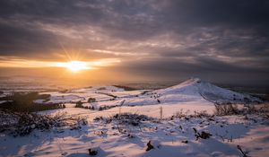 Превью обои холмы, пейзаж, зима, снег, закат