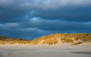 Превью обои холмы, пляж, облака, небо, темный, пейзаж