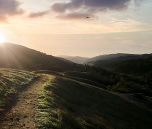 Превью обои холмы, тропинка, солнце, природа, пейзаж