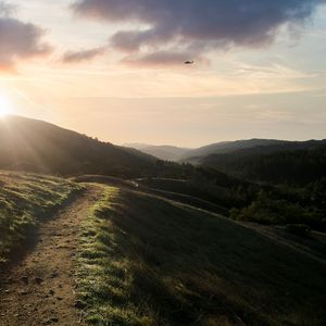 Превью обои холмы, тропинка, солнце, природа, пейзаж