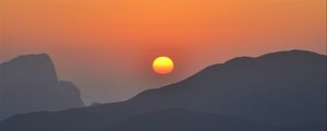 Превью обои холмы, закат, туман, темный