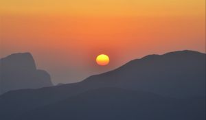 Превью обои холмы, закат, туман, темный