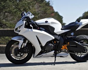 Превью обои honda, cbr1000rr, белый, мотоцикл, вид сбоку