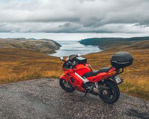 Превью обои honda, мотоцикл, байк, горы, море, путешествие