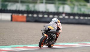 Превью обои honda, мотоцикл, байк, мотоциклист