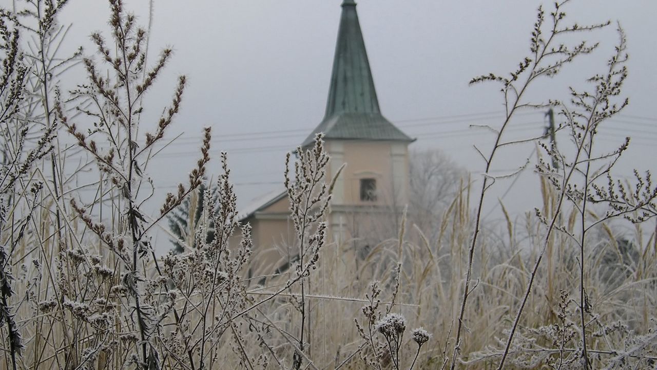 Обои храм, осень, трава, заморозки