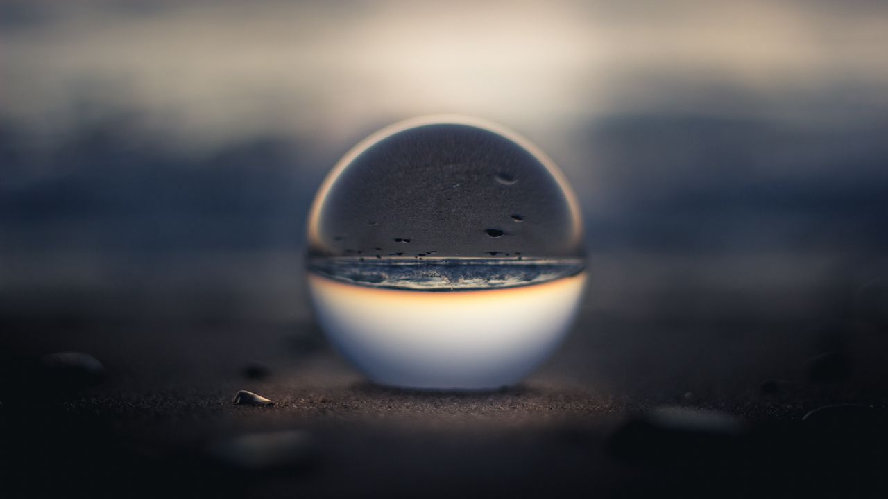 Обои хрустальный шар, пляж, отражение, иллюзия