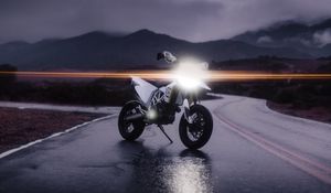 Превью обои husqvarna 701, husqvarna, мотоцикл, байк, белый, свет, дорога