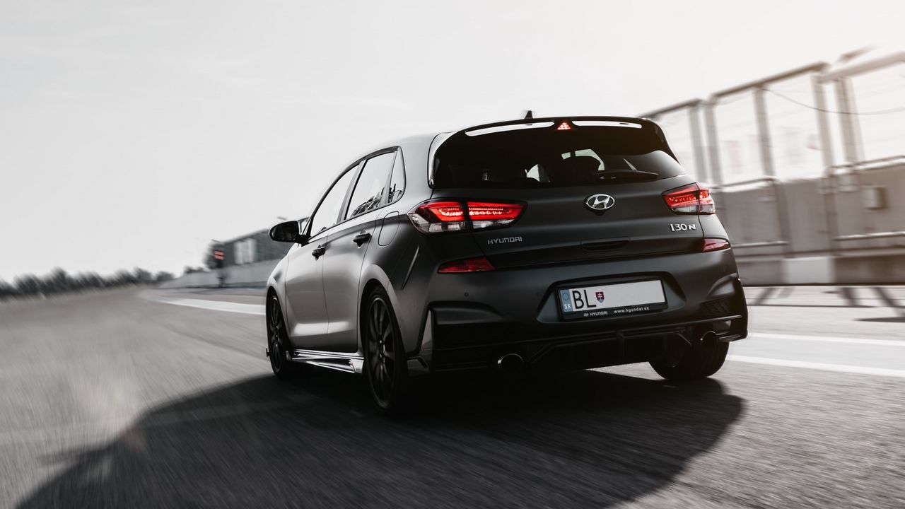Обои hyundai 130n, hyundai, автомобиль, вид сзади, дорога