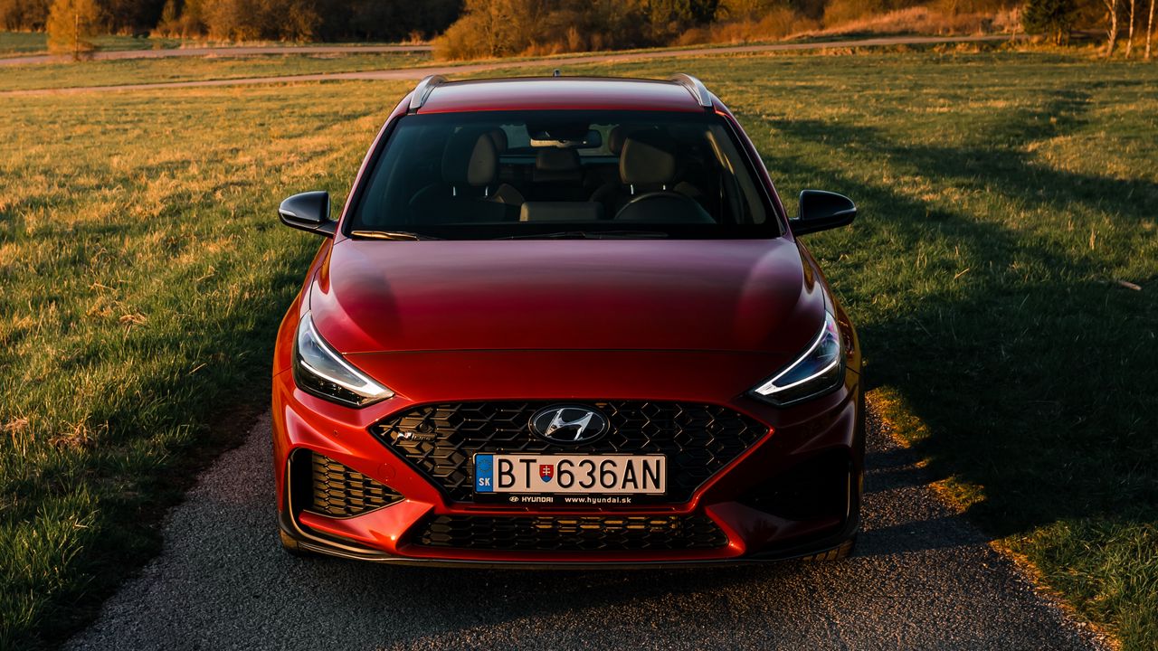 Обои hyundai, автомобиль, красный, дорога