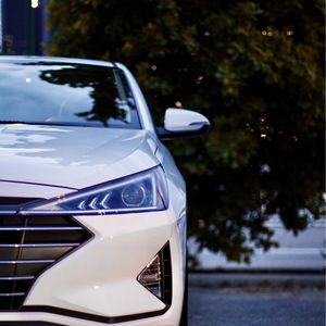 Превью обои hyundai elantra, hyundai, машина, вид спереди, фара