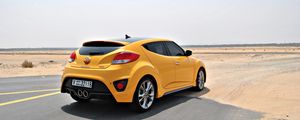 Превью обои hyundai veloster, желтый, вид сбоку, пустыня