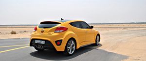 Превью обои hyundai veloster, желтый, вид сбоку, пустыня