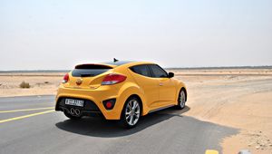 Превью обои hyundai veloster, желтый, вид сбоку, пустыня