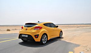 Превью обои hyundai veloster, желтый, вид сбоку, пустыня