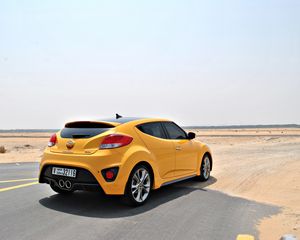 Превью обои hyundai veloster, желтый, вид сбоку, пустыня