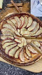 Превью обои яблочный пирог, пирог, яблоки, дольки, сахарная пудра, десерт