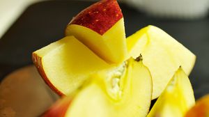Превью обои яблоки, дольки, фрукты, еда, размытие