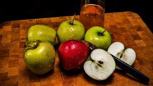Превью обои яблоки, фрукты, капли, стакан, свежий