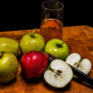 Превью обои яблоки, фрукты, капли, стакан, свежий