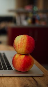 Превью обои яблоки, фрукты, ноутбук
