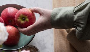 Превью обои яблоки, фрукты, рука, цветы