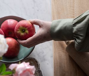 Превью обои яблоки, фрукты, рука, цветы